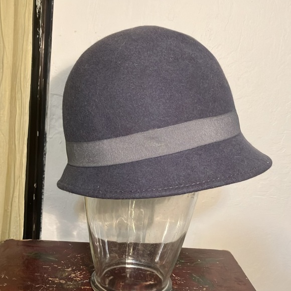 Classic hat
Does not lose its shape 
100% wool - Picture 4 of 7